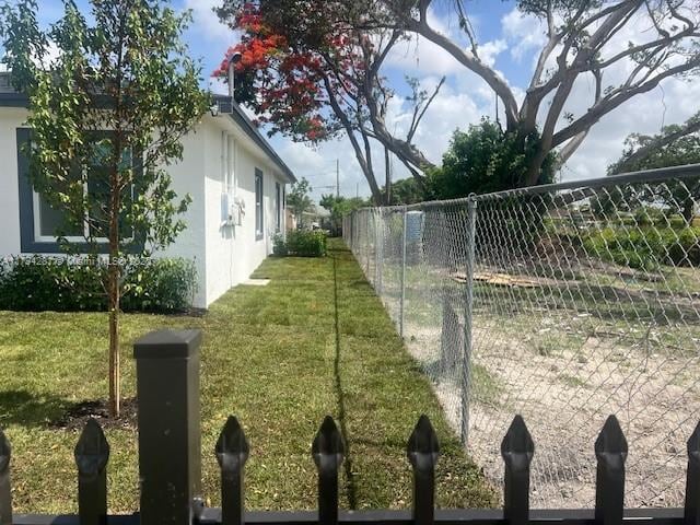 11870 SW 220th St, Miami, FL 33170 - view of yard