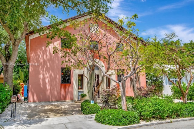2760 Kirk St, Coconut Grove, FL 33133 - view of front facade featuring stucco siding