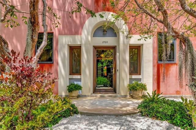 view of exterior entry featuring stucco siding