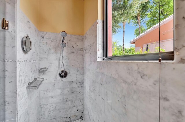 bathroom featuring a tile shower