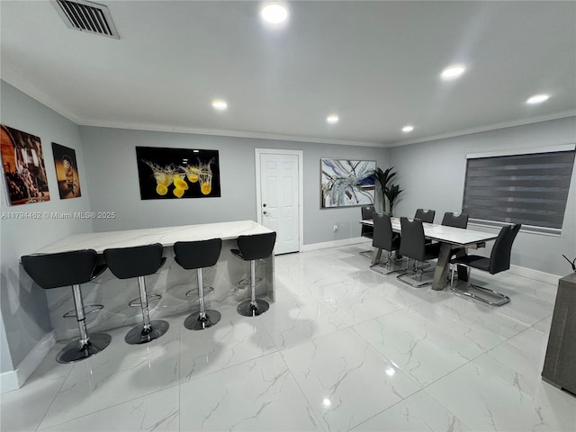 dining space with crown molding, recessed lighting, baseboards, and visible vents