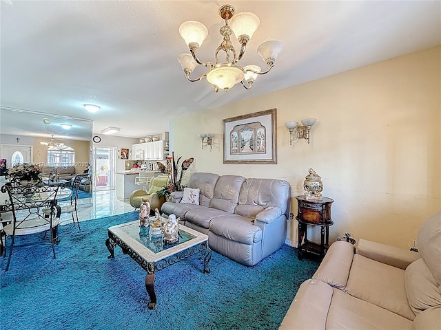 living area with a notable chandelier and carpet
