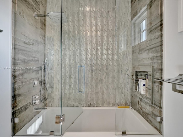 bathroom with enclosed tub / shower combo