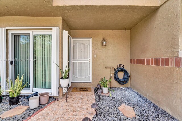 view of exterior entry featuring stucco siding