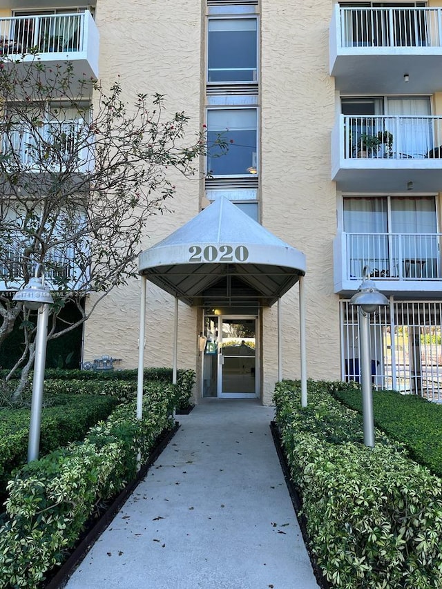 2020 NE 135th St Unit 609, North Miami, FL 33181 - doorway to property with stucco siding