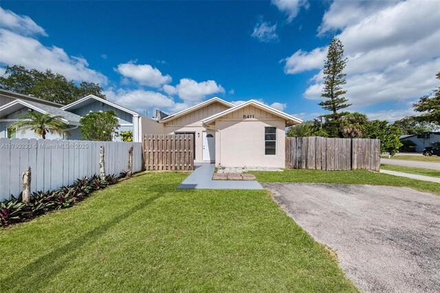 5411 SW 43rd Ter, Dania Beach, FL 33314 - view of front of house featuring a front lawn and a fenced front yard