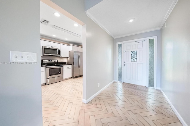 entryway featuring baseboards, recessed lighting, crown molding, and visible vents