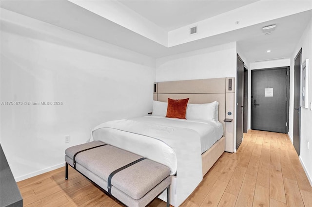 bedroom with visible vents, recessed lighting, light wood-style floors, and baseboards