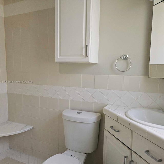 half bath with vanity, toilet, and tasteful backsplash