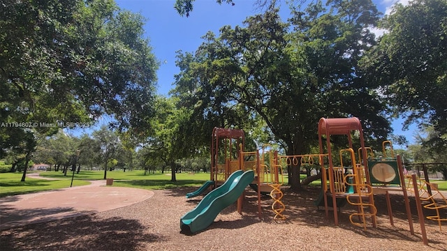 7640 NW 6th Ct, Plantation, FL 33324 - community play area featuring a yard