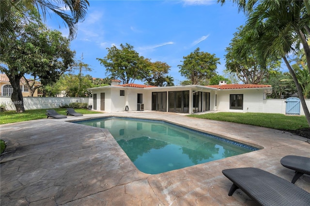 549 NE 12th Ave, Fort Lauderdale, FL 33301 - view of swimming pool with a sunroom, a fenced backyard, a fenced in pool, a patio area, and a yard