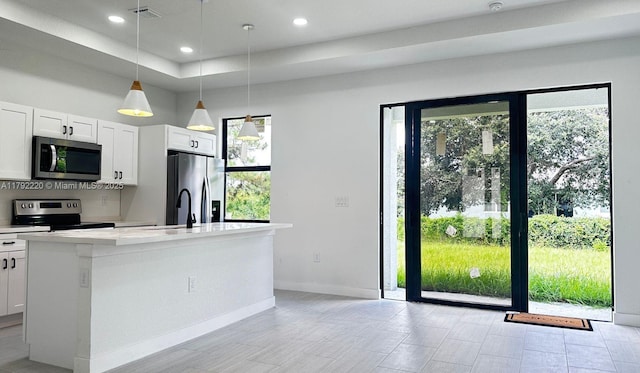 kitchen featuring a sink, light countertops, stainless steel appliances, baseboards, and visible vents