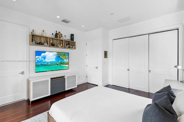 bedroom featuring visible vents, recessed lighting, dark wood finished floors, and a closet