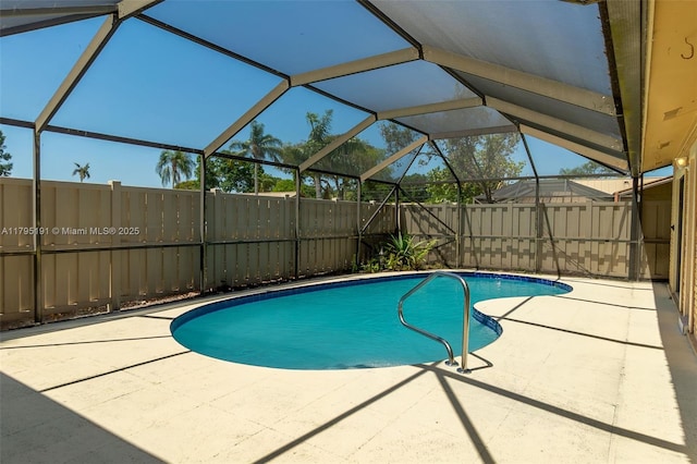 5926 Golden Eagle Cir, Palm Beach Gardens, FL 33418 - view of swimming pool featuring a fenced backyard, a patio, and a lanai