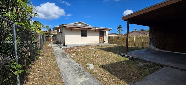 view of yard featuring a fenced backyard and a patio area