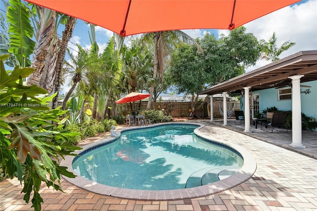 4400 NE 13th Ave, Oakland Park, FL 33334 - view of swimming pool featuring a fenced backyard, a patio, a fenced in pool, and outdoor dining space
