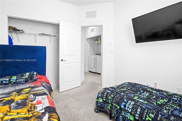 bedroom featuring baseboards, visible vents, carpet, and washer and dryer