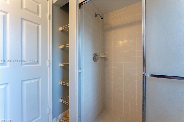 3054 NE Beechwood Cir, La Belle, FL 33935 - full bathroom featuring a stall shower