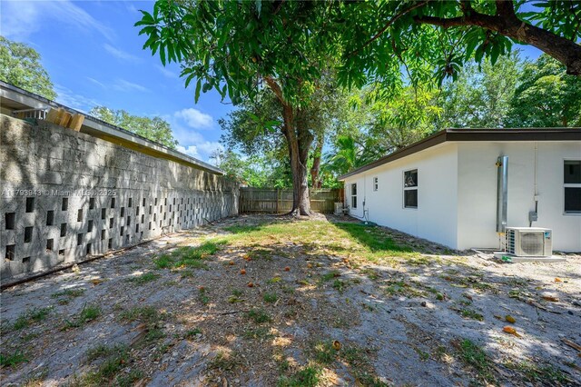 736 NE 164th St, Miami, FL 33162 - fenced backyard with a cooling unit