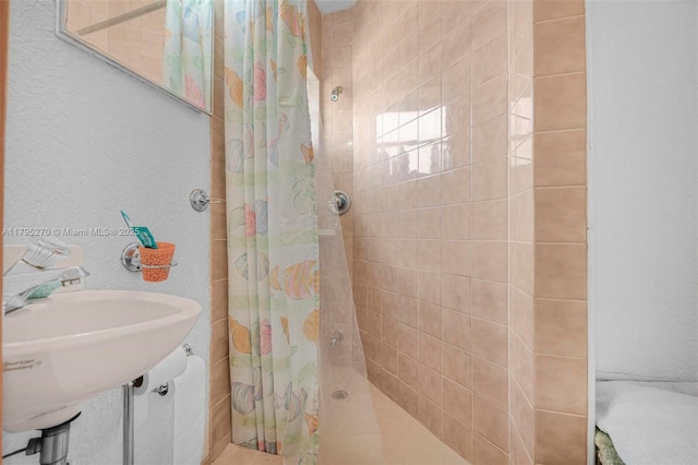 bathroom featuring a tile shower