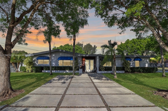 view of front of house with driveway and a front yard