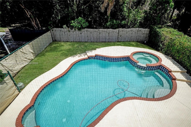 2093 NW 208th Ter, Pembroke Pines, FL 33029 - view of swimming pool featuring a fenced backyard, a yard, and a pool with connected hot tub