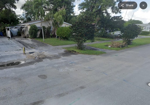 view of front of property with driveway
