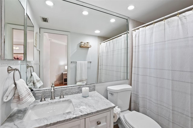 full bathroom with a shower with curtain, visible vents, vanity, toilet, and recessed lighting