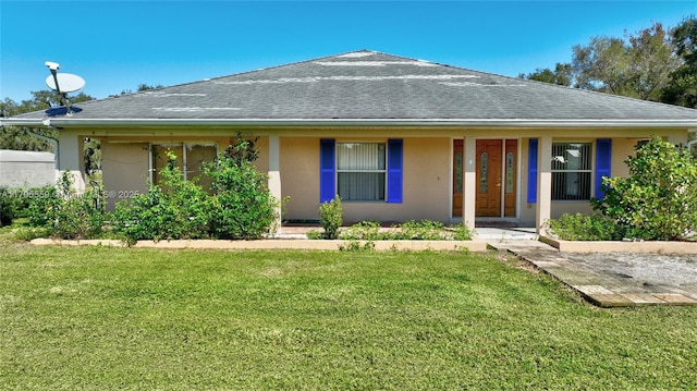 view of front of property with roof with shingles, stucco siding, and a front lawn