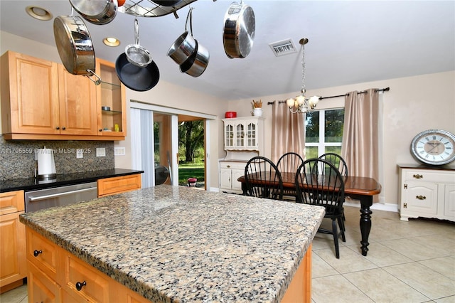 kitchen with an inviting chandelier, visible vents, tasteful backsplash, and a healthy amount of sunlight