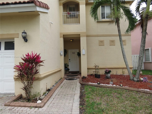 view of exterior entry with stucco siding