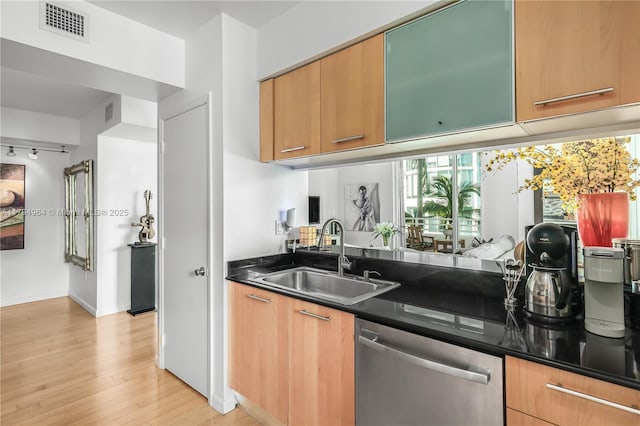 bar with stainless steel dishwasher, visible vents, light wood-style floors, baseboards, and a sink