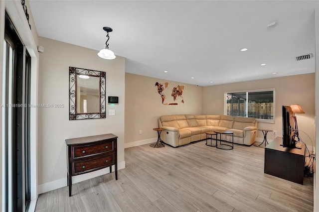 living room with visible vents, recessed lighting, light wood-style floors, and baseboards