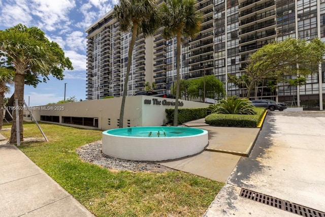 600 NE 36th St Unit 1404, Miami, FL 33137 - surrounding community featuring a yard