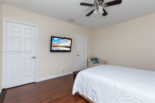 bedroom with dark wood-style flooring, baseboards, visible vents, and a ceiling fan