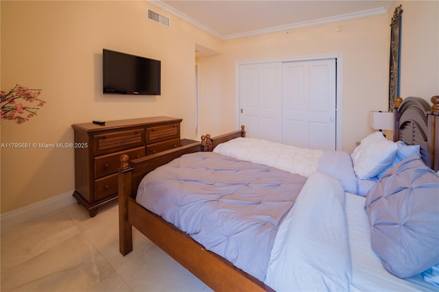 bedroom with baseboards, light tile patterned floors, visible vents, ornamental molding, and a closet
