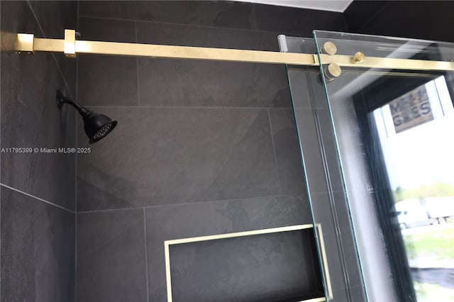 details featuring tiled shower
