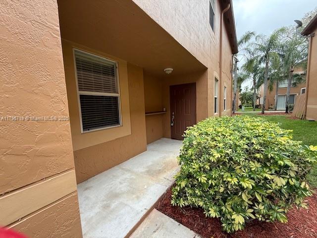 property entrance featuring stucco siding