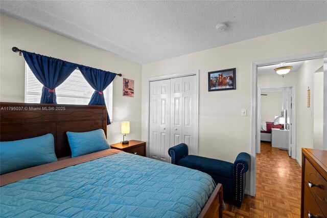 5803 NW 84th Ave, Tamarac, FL 33321 - bedroom featuring a closet and a textured ceiling