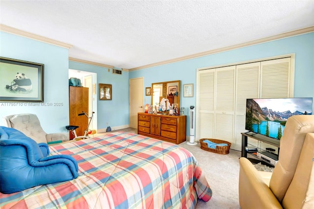 bedroom featuring a closet, ornamental molding, visible vents, a textured ceiling, and carpet