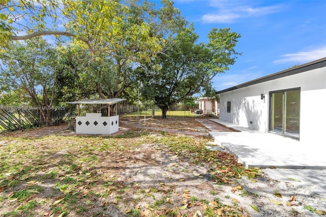 view of yard featuring a fenced backyard and a patio area