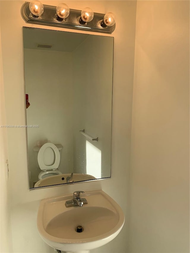 bathroom featuring a sink