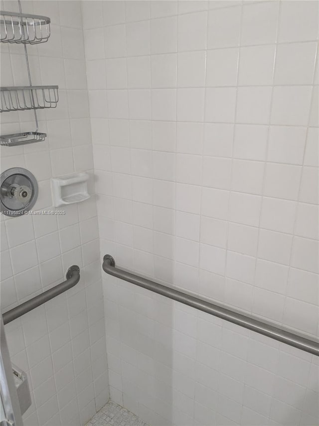 full bath with tiled shower