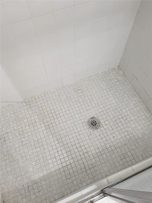 full bath featuring tiled shower