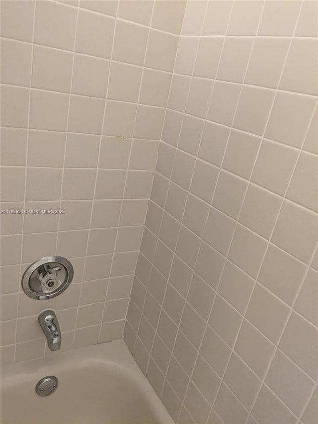 bathroom with tub / shower combination
