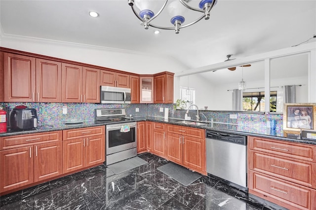 7618 NW 88th Cir, Tamarac, FL 33321 - kitchen with stainless steel appliances, a sink, a chandelier, decorative backsplash, and vaulted ceiling