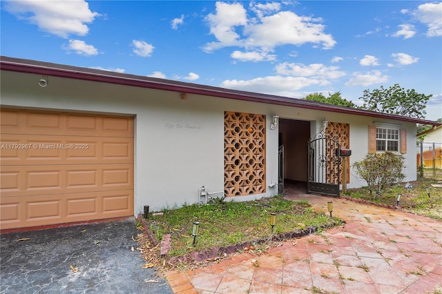 view of front of property with stucco siding and driveway