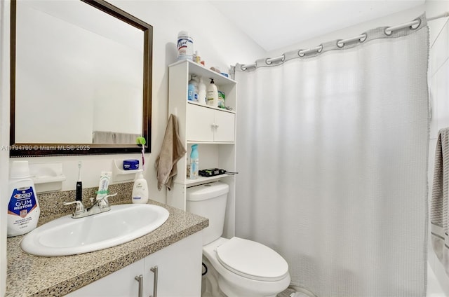 full bath with toilet, curtained shower, and vanity