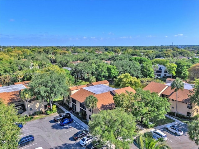 birds eye view of property featuring a forest view