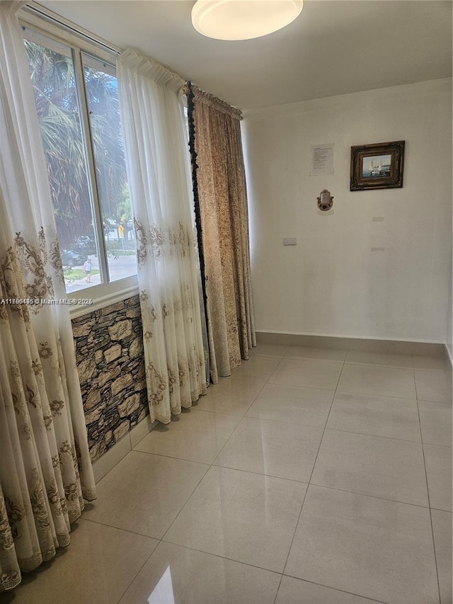 empty room featuring light tile patterned flooring